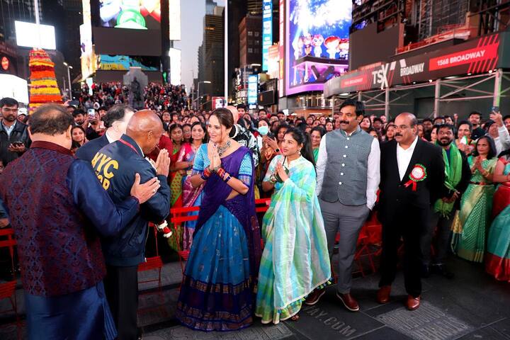 ప్రపంచ వ్యాప్తంగా బతుకమ్మ పండుగ సంబురాలు అంబరాన్ని అంటుతున్నాయి. Photo@ Anasuya Bharadwaj/instagram