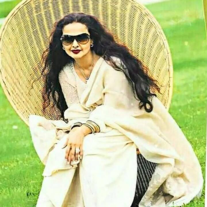 1960मध्ये प्रदर्शित झालेल्या ‘सावन भादों’ या चित्रपटाने रेखा यांचे जीवन बदलले. या चित्रपटाने रेखा यांना हिंदी चित्रपटसृष्टीत स्वतःची ओळख मिळवून दिली.
