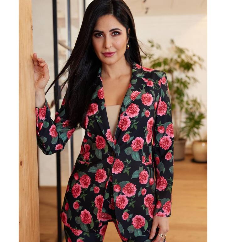 Katrina Kaif Pictures: बॉलीवुड एक्ट्रेस कैटरीना कैफ का नाम इंडस्ट्री की सबसे ज्यादा फीस लेने वाली एक्ट्रेस की लिस्ट में शुमार है. कैटरीना की फैन फॉलोविंग न सिर्फ देश बल्कि विदेशों में भी तगड़ी है.