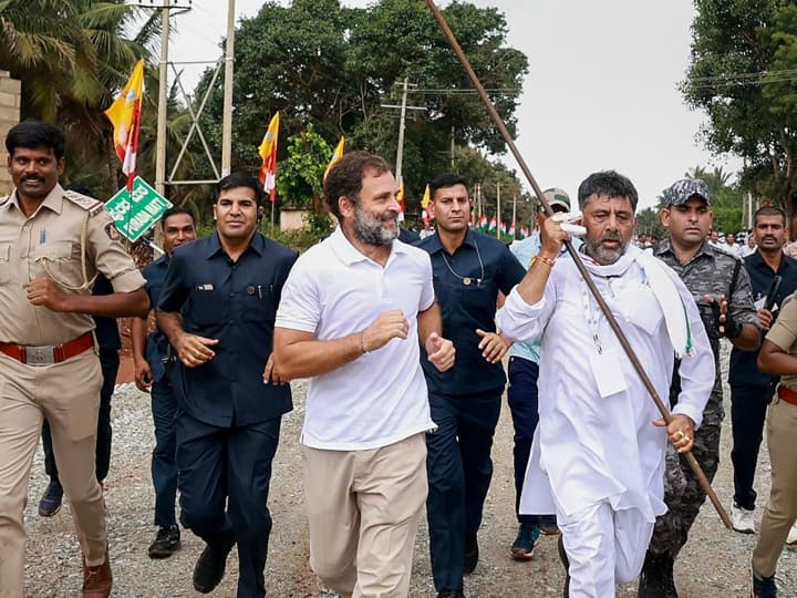 Bharat Jodo Yatra: कांग्रेस नेता राहुल गांधी ने सोमवार को पार्टी की भारत जोड़ो यात्रा के दौरान बारिश में पैदल मार्च किया और सैकड़ों लोगों ने उनके समर्थन में नारे लगाये.