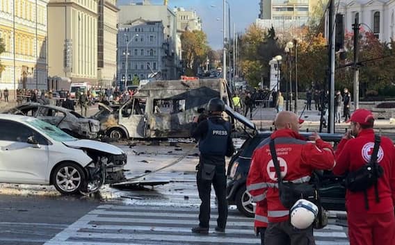 Russia Ukraine War: ક્રિમિયા બ્રિજ પર હુમલાથી રઘવાયા થયેલા રશિયાએ યુક્રેન પર છોડી 75 મિસાઇલ, ગુપ્તચર એજન્સીના હેડક્વાર્ટરને બનાવ્યું નિશાન