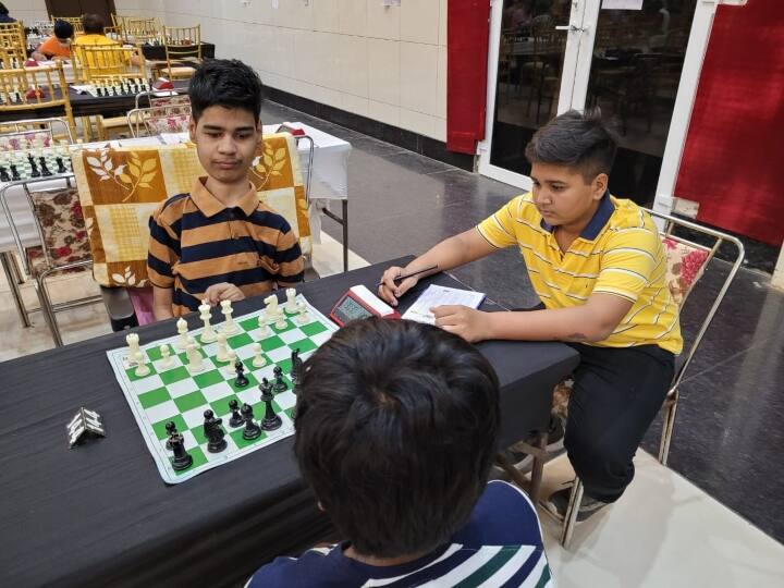Udaipur International FIDE Rating Chess Competition handicapped child win game ann Udaipur News: हाथ पैर नहीं करते काम फिर भी शतरंज में माहिर है ये बच्चा, बड़ों-बड़ों को दे चुका है मात