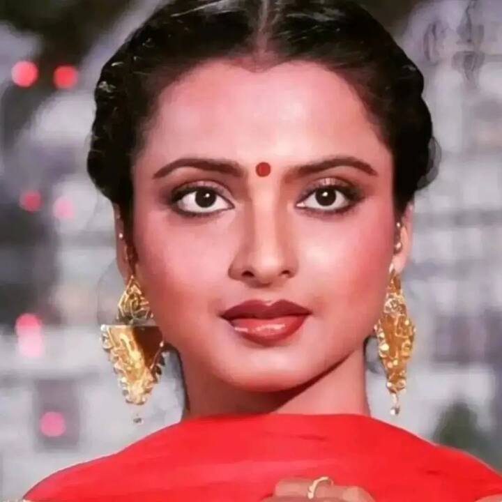 अभिनेत्री रेखा यांचा जन्म 10 ऑक्टोबर 1954 रोजी चेन्नईमध्ये झाला. त्यांचे पूर्ण नाव भानूरेखा गणेशन. रेखा यांचे वडील ‘जेमिनी गणेशन’ हे तमिळ अभिनेते तर, आई ‘पुष्पवल्ली’ प्रसिद्ध तेलुगु अभिनेत्री होत्या.