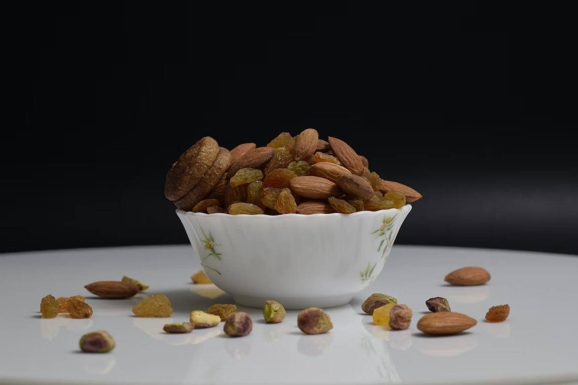 Health Tips : बदलत्या ऋतूत निरोगी राहण्यासाठी 'या' पदार्थांचे सेवन करा; मिळतील अनेक फायदे