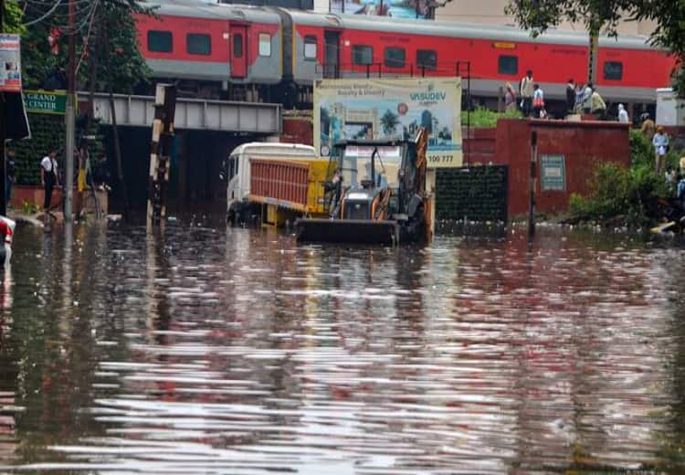 Rain havoc Building collapsed in Delhi 2 killed 6 children drowned in rainy pond in Gurugram schools closed in UP Uttarakhand Heavy Rain: भारी बारिश से हाहाकार, दिल्ली में ढही इमारत, गुरुग्राम में 6 बच्चों की मौत, यूपी-उत्तराखंड में स्कूल बंद