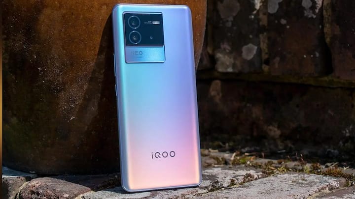 iQOO Neo 6 स्मार्टफोन में स्नैपड्रैगन प्रोसेसर, 80W चार्जर और 64MP मुख्य लेंस जैसे फीचर्स मिलते हैं. iQOO Neo 6 ट्रिपल कैमरा सेटअप है, जिसमें OIS के साथ 64MP का मुख्य कैमरा, 8MP वाइड-एंगल कैमरा और 2MP मैक्रो कैमरा दिया गया है. इसमें 16MP का सेल्फी कैमरा मिलता है. iQOO Neo 6 4,700mAh की बैटरी के साथ 80W चार्जर का सपोर्ट दिया गया है. 8GB RAM+128GB स्टोरेज वेरिएंट की कीमत 28,999 रुपये है.