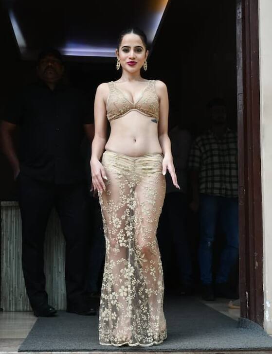 Urfi Javed Pics: ઉર્ફી જાવેદ હંમેશા તેની ફેશન સ્ટાઈલને કારણે ચર્ચામાં રહે છે. ફરી એકવાર, ઉર્ફી પારદર્શક ડ્રેસ પહેરીને કહેર વરસાવતી જોવા મળે છે.