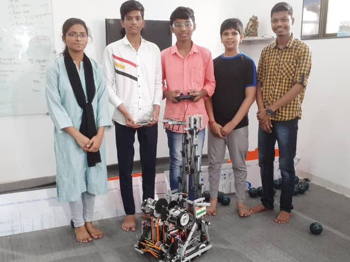 five underprivileged students of Mumbai represent India in Switzerland Robotics Olympic ANN Robotics Olympics: अंतरराष्ट्रीय रोबोटिक्स ओलंपिक में हिस्सा लेंगे मुंबई की झुग्गियों में रहने वाले पांच छात्र, ऐसे हुआ चयन