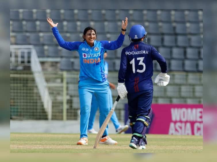 Women Asia Cup 2022 Indian Womens beat Thailand team with 9 wickets in hands Women Asia Cup 2022 : भारतीय महिलांची कमाल, 37 धावांत सर्वबाद केलं थायलंडच्या संघाला, 9 विकेट्सी जिंकला सामना