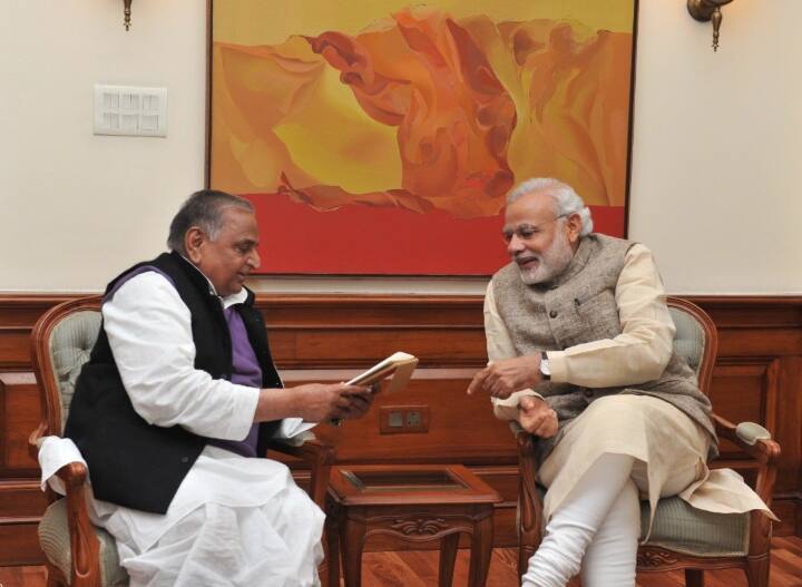 प्रधानमंत्री नरेंद्र मोदी ने मुलायम सिंह यादव के साथ अपनी कई पुरानी तस्वीरें शेयर की है जिनमें वो उनसे बातें करते हुए नजर आ रहे हैं. इन तस्वीरों को देखकर ये कहा जा सकता है कि भले ही दोनों नेता अलग-अलग विचारधारा की पार्टियों से संबंध रखते हों लेकिन उनके बीच बेहद अच्छा तालमेल रहा है.