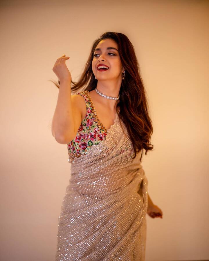 किर्तीने लहान वयातच चित्रपटांमध्ये सुरुवातीला बाल कलाकार म्हणून काम करण्यास सुरुवात केली.