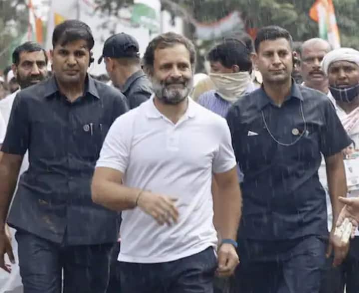 ਦੋ ਦਿਨ ਪਹਿਲਾਂ ਕਰਨਾਟਕ ਦੇ ਸਾਬਕਾ ਮੁੱਖ ਮੰਤਰੀ ਸਿੱਧਰਮਈਆ ਨਾਲ ਥੋੜ੍ਹੀ ਦੂਰੀ ਤੱਕ ਦੌੜਨ ਤੋਂ ਬਾਅਦ, ਕਾਂਗਰਸ ਨੇਤਾ ਰਾਹੁਲ ਗਾਂਧੀ ਨੇ ਸੋਮਵਾਰ ਨੂੰ ਭਾਰਤ ਜੋੜੋ ਯਾਤਰਾ ਦੌਰਾਨ ਪ੍ਰਦੇਸ਼ ਕਾਂਗਰਸ ਪ੍ਰਧਾਨ ਡੀਕੇ ਸ਼ਿਵਕੁਮਾਰ ਨਾਲ ਦੌੜ ਕੇ ਦੌੜ ਨੂੰ ਸੰਤੁਲਿਤ ਕੀਤਾ।