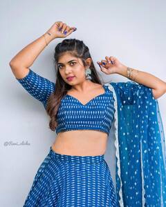 Rithu Chowdary :  బ్లూ కలర్ లెహంగాలో  మెరిసిపోతున్న 'జబర్దస్త్' భామ రీతూ చౌదరి
