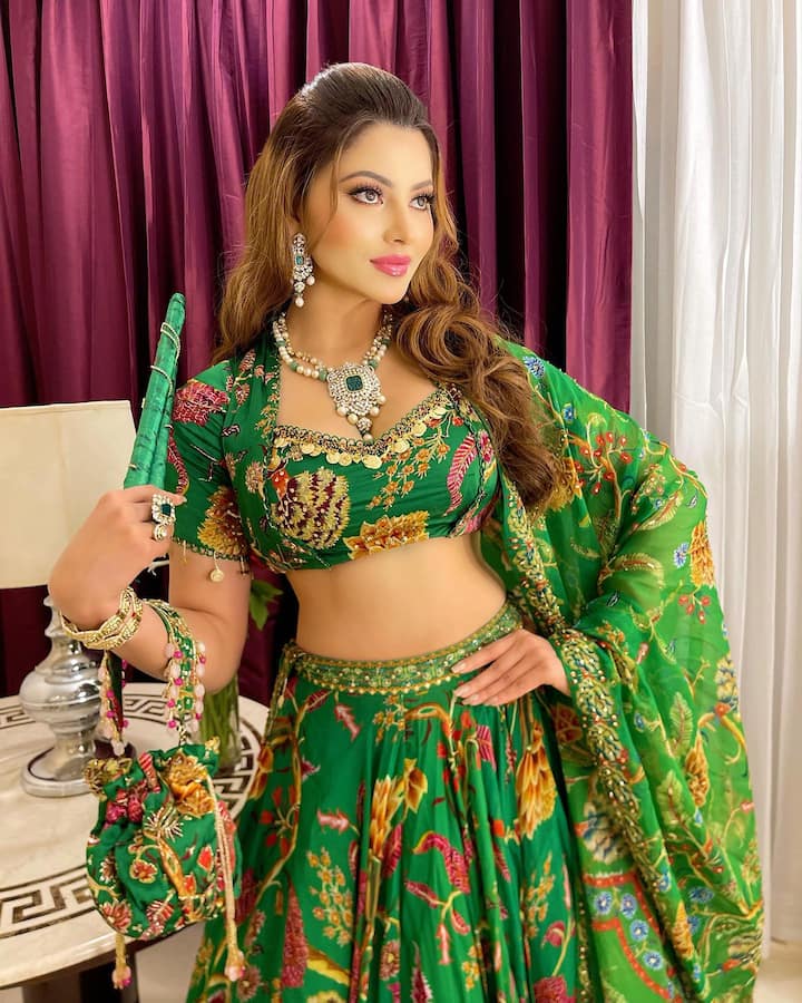 గ్రీన్ లెహెంగాలో ఊర్వశి ఎంతో అందంగా మెరిసిపోతోంది. -Image Credit: Urvashi rautela/Instagram