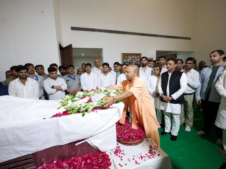 उत्तर प्रदेश के मुख्यमंत्री योगी आदित्यनाथ ने सोमवार की शाम सैफई पहुंचकर पूर्व मुख्यमंत्री मुलायम सिंह यादव के पार्थिव शरीर पर प्रधानमंत्री नरेंद्र मोदी और उत्तर प्रदेश की राज्यपाल आनंदीबेन पटेल तथा उत्तर प्रदेश सरकार की ओर से पुष्पचक्र अर्पित कर श्रद्धांजलि अर्पित की. शोक में इटावा जिले के स्कूल, बाजार, प्रतिष्ठान व्यापारियों और संचालकों ने स्वेच्छा से बंद कर रखे. अपने समर्थकों के बीच हमेशा ‘‘नेताजी’’ के नाम से मशहूर मुलायम सिंह यादव बीमार होने के बावजूद कभी सियासी फलक से ओझल नहीं हुए. उत्तर प्रदेश के इटावा जिले के सैफई गांव में एक किसान परिवार में 22 नवंबर 1939 को जन्मे मुलायम सिंह यादव ने राज्य का सबसे प्रमुख सियासी कुनबा भी बनाया.