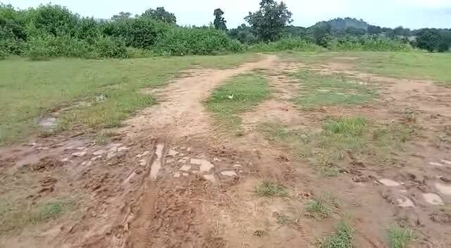रोजगार गारंटी योजना के तहत वर्ष 2020-21 में 10 लाख की स्वीकृति भूमि समतलीकरण, फेंसिंग पोल लगाने के लिए दी गई. आरोप है कि ग्राम पंचायत ने समतलीकरण का कार्य अधर में छोड़कर शासकीय पैसे का बंदरबाट कर लिया.