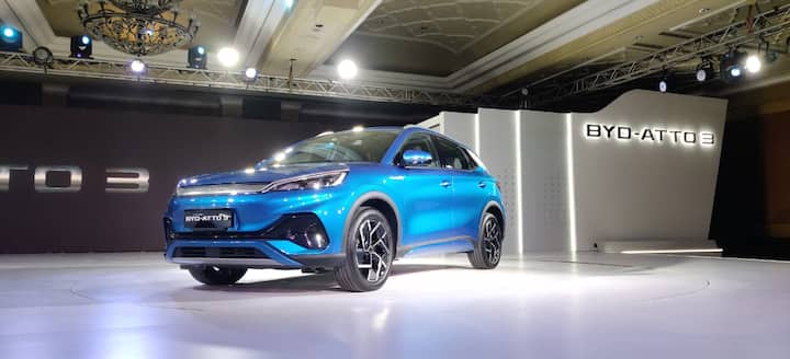 इसके इंटीरियर में 12.8-इंच टचस्क्रीन रोटेटिंग डिस्प्ले के साथ-साथ वायरलेस चार्जिंग, पावर्ड टेलगेट, इलेक्ट्रिकली एडजस्टेबल मिरर, पैनोरमिक सनरूफ और 8-स्पीकर ऑडियो सिस्टम और 6-वे ड्राइवर/4-वे पावर एडजस्टेबल फ्रंट सीट और मल्टी कलर एंबियंट लाइटिंग दी गई है.