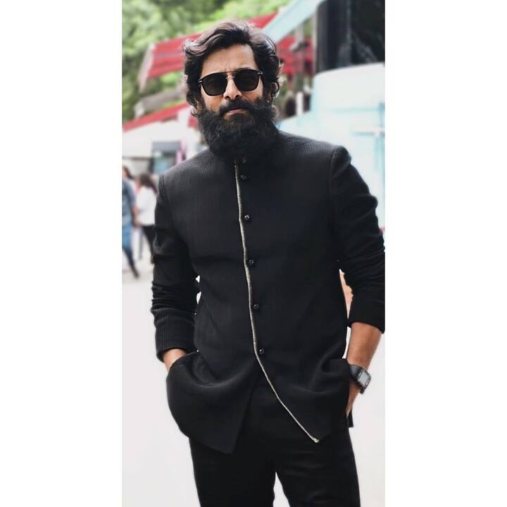 பொன்னியின் செல்வன் திரைப்படத்தில் விக்ரம் ஆதித்த கரிகாலனாக நடித்திருந்தார்