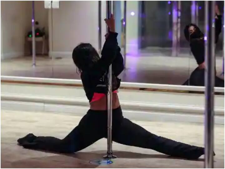 Girls Doing Pole Dance in Saudi Arabia सऊदी अरब में लड़कियां कर रहीं पोल डांस, आग बबूला हुए कट्टरपंथी