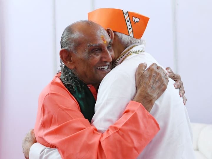 पीएम मोदी अपने तीन दिवसीय दौरे को लेकर गुजरात में हैं. पीएम मोदी ने आज राजकोट में एक जनसभा को संबोधित किया. 