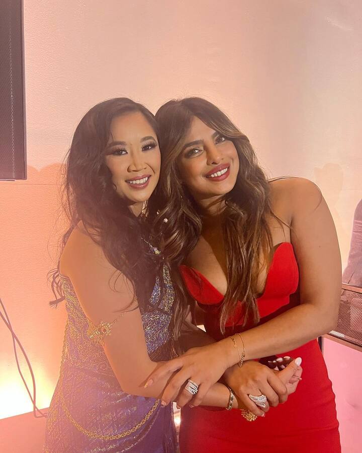 कुछ देर पहले प्रियंका चोपड़ा और निक जोनस ने अपने दोस्त के शादी की कुछ तस्वीरें अपने इंस्टाग्राम अकाउंट से साझा की हैं. इन तस्वीरों में दोनों एक साथ हमेशा की तरह बेहद खूबसूरत और स्टनिंग लग रहे हैं.