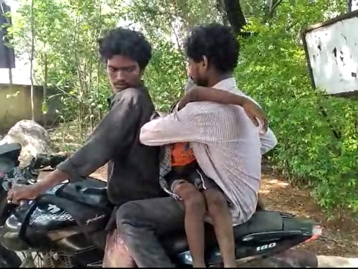 Father carrying child's dead body on two-wheeler - Inhuman incident in Tirupati తిరుపతిలో బిడ్డ మృతదేహాన్ని టూవీలర్‌పై తరలించిన తండ్రి- అంబులెన్స్‌లు ఏమయ్యాయిని లోకేష్ ప్రశ్న
