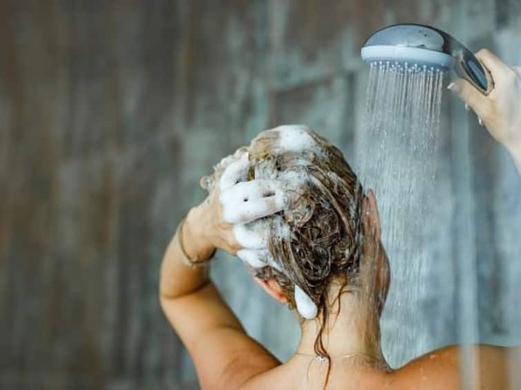 Does reverse hair washing work wonders? Let’s know from an expert பளபளக்கும் , மென்மையான கூந்தல் வேண்டுமா ? அப்போ ரிவர்ஸ் ஹேர் வாஷ் முறையை ட்ரை பண்ணுங்க !