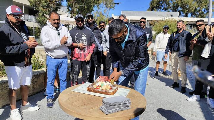 Hardik Pandya: ভারতীয় দলের সঙ্গে বর্তমানে অস্ট্রেলিয়ায় রয়েছেন হার্দিক। সেখানেই সতীর্থদের সঙ্গে নিজের জন্মদিন পালন করলেন তিনি।