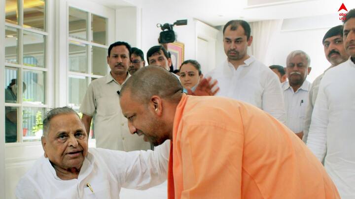 মুলায়ম সিংহ সোমবার গুরুগ্রামের মেদান্ত হাসপাতালে শেষ নিঃশ্বাস ত্যাগ করেন। হাসপাতাল থেকে তাঁর দেহ নিয়ে যাওয়া হয় পৈতৃক গ্রামে সাইফাইতে । সেখানেই মঙ্গলবার তাঁর শেষকৃত্য অনুষ্ঠিত হয়।