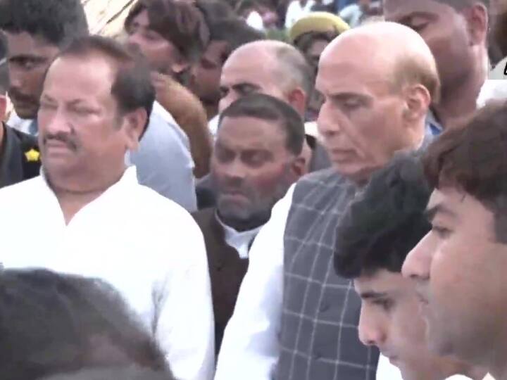 देश के रक्षा मंत्री राजनाथ सिंह, राजस्थान के मुख्यमंत्री अशोक गहलोत, तेलंगाना के मुख्यमंत्री के. चंद्रशेखर राव, छत्तीसगढ़ के मुख्यमंत्री भूपेश बघेल, उत्तर प्रदेश के उप मुख्यमंत्री केशव प्रसाद मौर्य, उप मुख्यमंत्री ब्रजेश पाठक, केंद्रीय मंत्री अपना दल (एस) की अध्यक्ष अनुप्रिया पटेल, संसदीय कार्य मंत्री सुरेश खन्ना, लोक निर्माण मंत्री जितिन प्रसाद समेत राज्य सरकार के कई मंत्री, कांग्रेस के वरिष्ठ नेता मल्लिकार्जुन खड़गे, मध्यप्रदेश के पूर्व मुख्यमंत्री कमलनाथ, कांग्रेस के वरिष्ठ नेता प्रमोद तिवारी, राष्ट्रवादी कांग्रेस पार्टी के अध्यक्ष शरद पवार व सुप्रिया सुले समेत अनेक नेता श्रद्धांजलि दी.