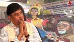 অসুররূপে মানিক সাজলেন চাকরিপ্রার্থীরা, আদালত চত্বরে জুতো দেখানো হল পর্ষদের প্রাক্তন সভাপতিকে