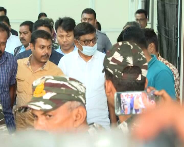 এরপর কে? এখন এই প্রশ্নই ঘুরপাক খাচ্ছে রাজ্য রাজনীতিতে। ED র কাছে নাকি আরকে বা উল্লিখিত ঊর্ধ্বতন কর্তৃপক্ষ কে, কিছুই বলেননি মানিক !