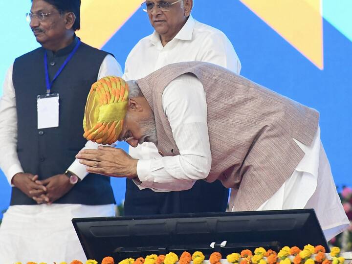पीएम मोदी ने जामनगर में आयोजित कार्यक्रम में लोगों का अभिवादन किया.