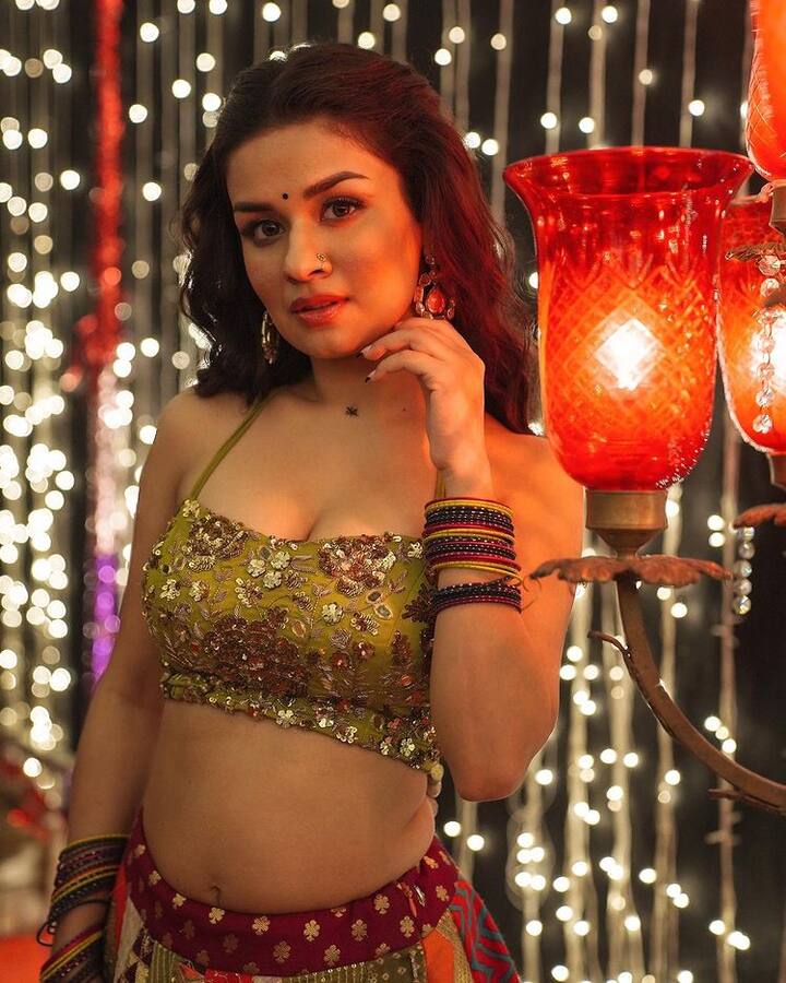 આ તસવીરો પર ફેન્સ મનભરીને કોમેન્ટ કરી રહ્યા છે. ફેન્સે અવનીતના ફોટો પર જોરદાર કોમેન્ટ કરી છે.