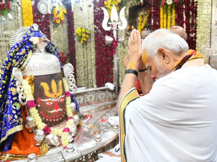 Ujjain Mahakal Lok Inauguration Mahakal Temple priest applied sandalwood tilak to PM Modi ANN Ujjain News: उज्जैन में भगवान महाकाल के दरबार में पहुंचे पीएम मोदी, पूरे विधि-विधान से की पूजा-अर्चना