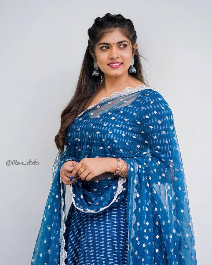 మరో వైపు సీరియల్స్ లో కూడా నటిస్తోంది. Image Credit: Rithu Chowdary/ Instagram