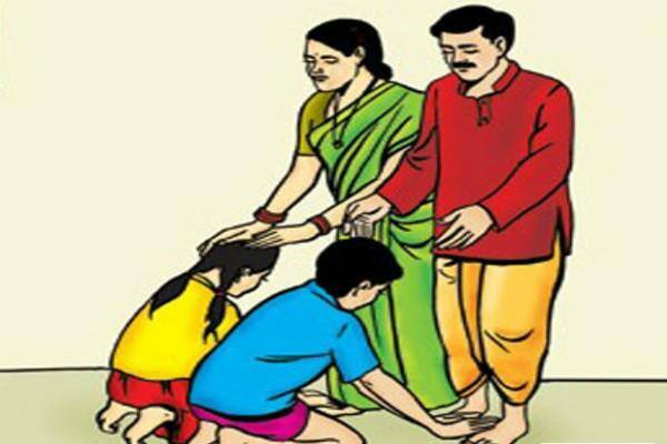 आईवडिलांना नमस्कार करा : आईवडिलांना देवाचा समान दर्जा देण्यात येतो. सकाळी उठून जे लोक आईवडिलांचा आशिर्वाद घेतात, त्यांच्या घरात लक्ष्मी वास करते. संपत्ती भरभराट होते. (फोटो सौजन्य : हिंदी कुंज)