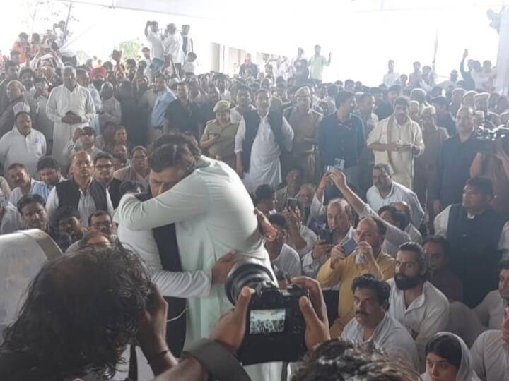 Saifai news Varun Gandhi reached Mulayam Singh last darshan hugged Akhilesh and tied him like this Mulayam Singh Yadav Last Rites: मुलायम सिंह के अंतिम दर्शन में पहुंचे वरुण गांधी, अखिलेश को गले लगाकर कर यूं बंधाया ढांढस