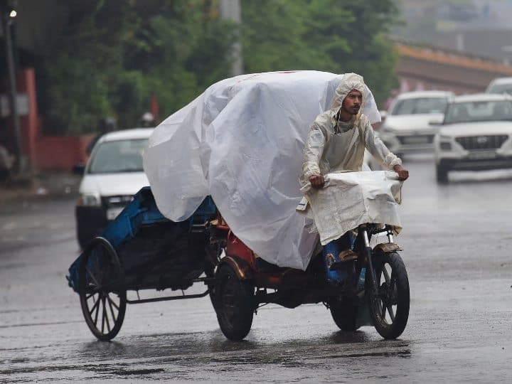 Rain in many parts of Haryana and Punjab  know the condition of other states Haryana & Punjab Weather Update: हरियाणा और पंजाब के कई हिस्सों में बारिश के चलते तापमान में आई गिरावट, जानें अन्य राज्यों का हाल