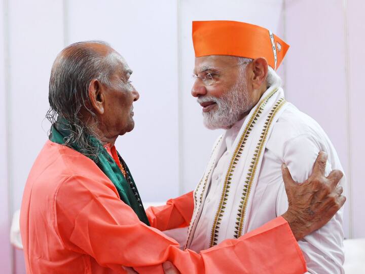 पीएम मोदी आज जमकंदोराना में परब धाम के महंत करशनदास बापू से मिले और उनका आशीर्वाद लिया.