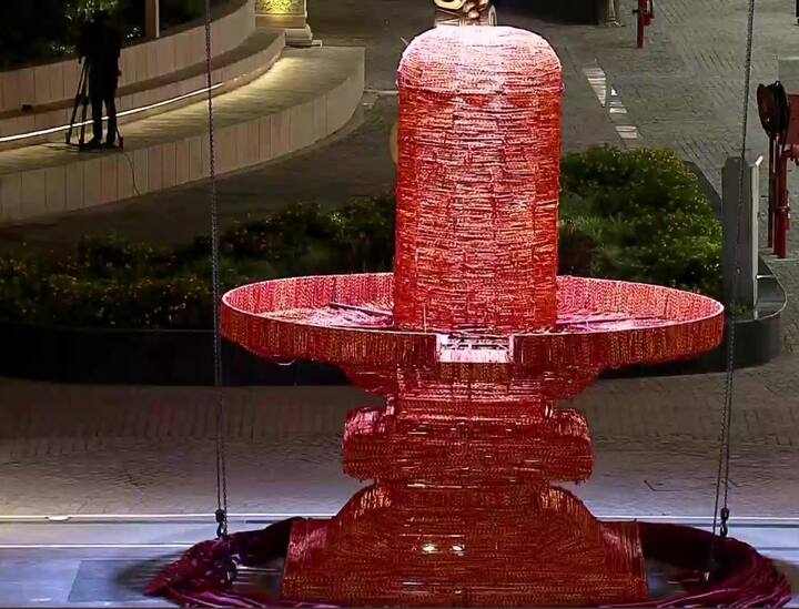 900 મીટરથી વધુ લાંબા 'મહાકાલ લોક' કોરિડોર જૂના રુદ્ર સાગર તળાવની આસપાસ ફેલાયેલ છે.