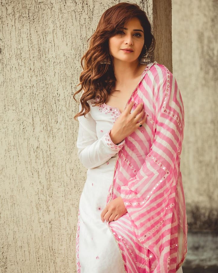 सध्या ती तिच्या फोटोशूटमुळे चर्चेत आहे. जवळपास दररोज चाहत्यांना आरतीचा नवा लूक पाहायला मिळतो. (फोटो सौजन्य:artisingh5/इंस्टाग्राम)