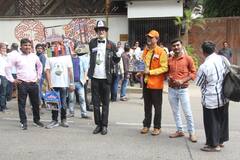 Amitabh Bachchan Birthday: बिग बी के जन्मदिन पर 'जलसा' के बाहर उमड़ी फैन्स की भीड़, देखिए ये खास तस्वीरें