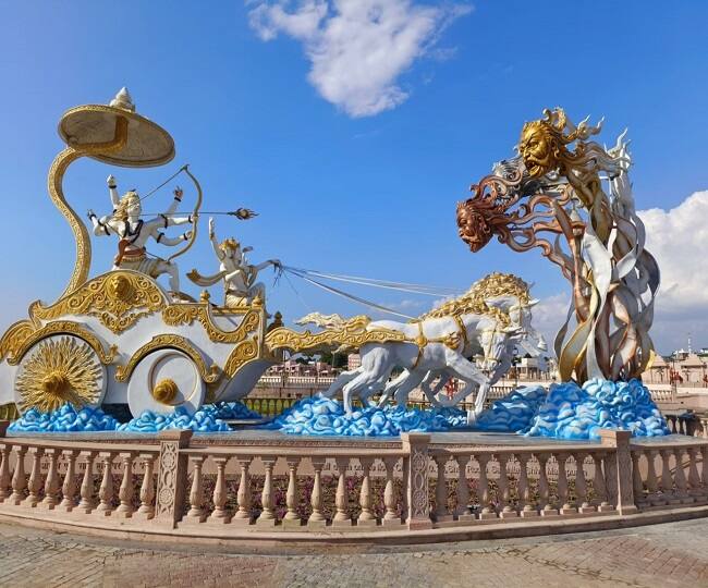 प्रांगणात लहान-मोठ्या अशा सुमारे 200 मूर्तींची प्रतिष्ठापना करण्यात आली आहे.