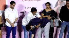 Trivikram Thanks Sravanthi Ravikishore: స్రవంతి రవికిషోర్ కాళ్లమీద పడ్డ త్రివిక్రమ్ | ABP Desam