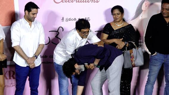 Trivikram Thanks Sravanthi Ravikishore: స్రవంతి రవికిషోర్ కాళ్లమీద పడ్డ త్రివిక్రమ్ | ABP Desam