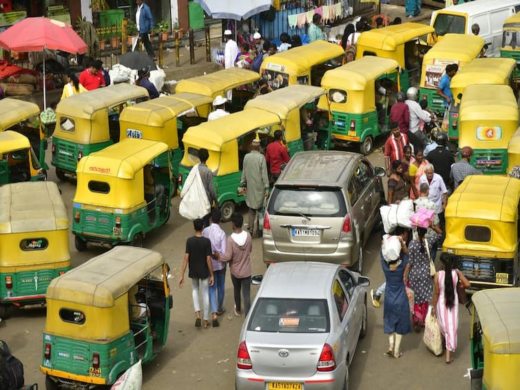 Auto-drivers stage demo against ban on services by ride-hailing platforms தடை உத்தரவை திரும்ப பெற வேண்டும்! கர்நாடகாவில் ஓலா, ஊபர் ஆட்டோ ஓட்டுநர்கள் போராட்டம் !