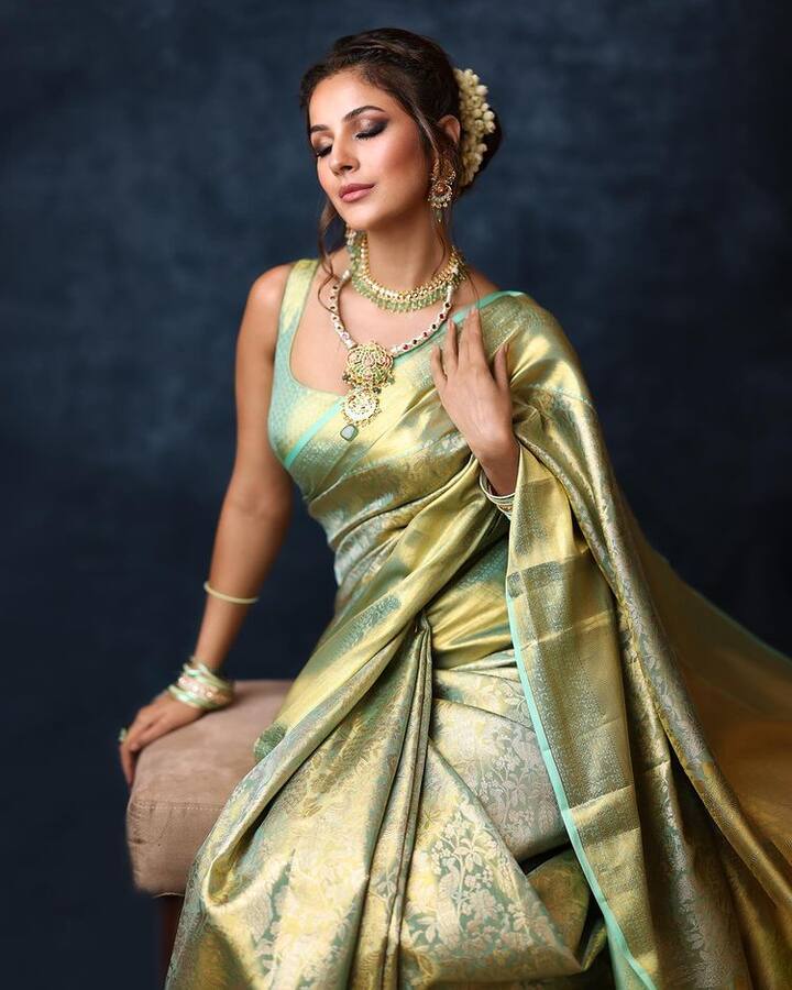 શહેનાઝ ગિલે કાંજીવરમ સાડીને સ્લીવલેસ બ્લુ બ્લાઉઝ સાથે પેર કરી છે.