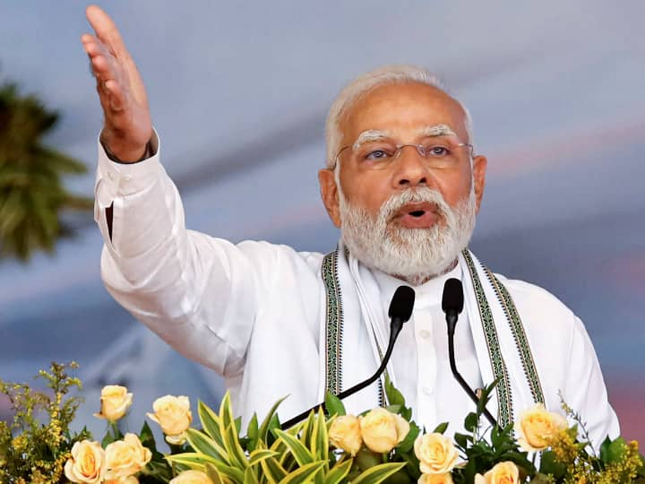 PM Modi Gujarat Visit Prime Minister targeted Congress in Jamnagar 2000 obsolete laws abolished PM Modi in Jamnagar: जामनगर में पीएम मोदी ने कांग्रेस पर साधा निशाना, व्यापारियों को इस पुराने कानून से दिलाई निजात