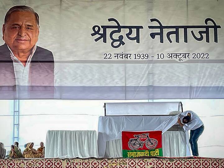 उत्तर प्रदेश के पूर्व मुख्यमंत्री मुलायम सिंह यादव का सोमवार को गुरुग्राम (हरियाणा) के मेदांता अस्पताल में निधन हो गया था. वह 82 वर्ष के थे. उनके पार्थिव शरीर को सोमवार शाम सैफई लाया गया और उनकी ‘कोठी’ में रखा गया, जहां हजारों लोग ‘नेता जी’ को अंतिम विदाई देने पहुंचे. वो अपने समर्थकों और कार्यकर्ताओं के बीच ‘नेताजी’ के नाम से मशहूर थे. उनको अंतिम विदाई और श्रद्धांजलि देने के लिए मेला ग्राउंड में एक मंच बनाया गया था.